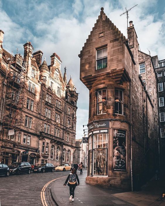 popular cities in UK Edinburgh